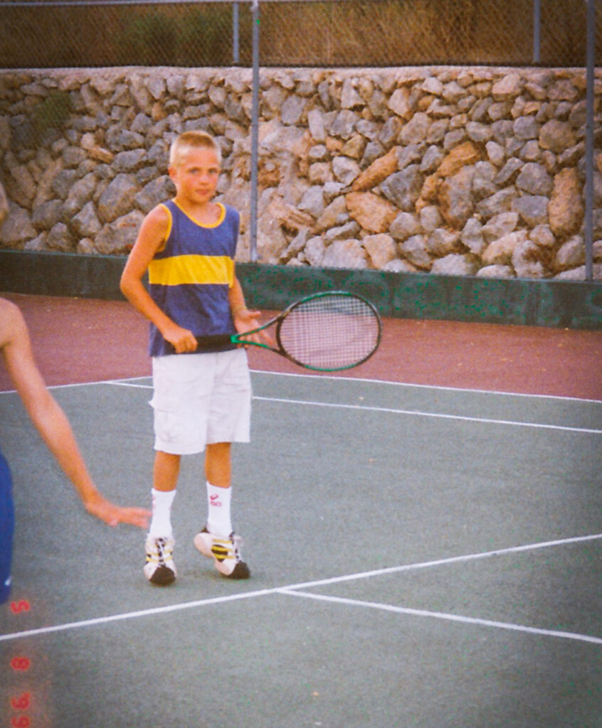 Jannis als Kind beim Tennis