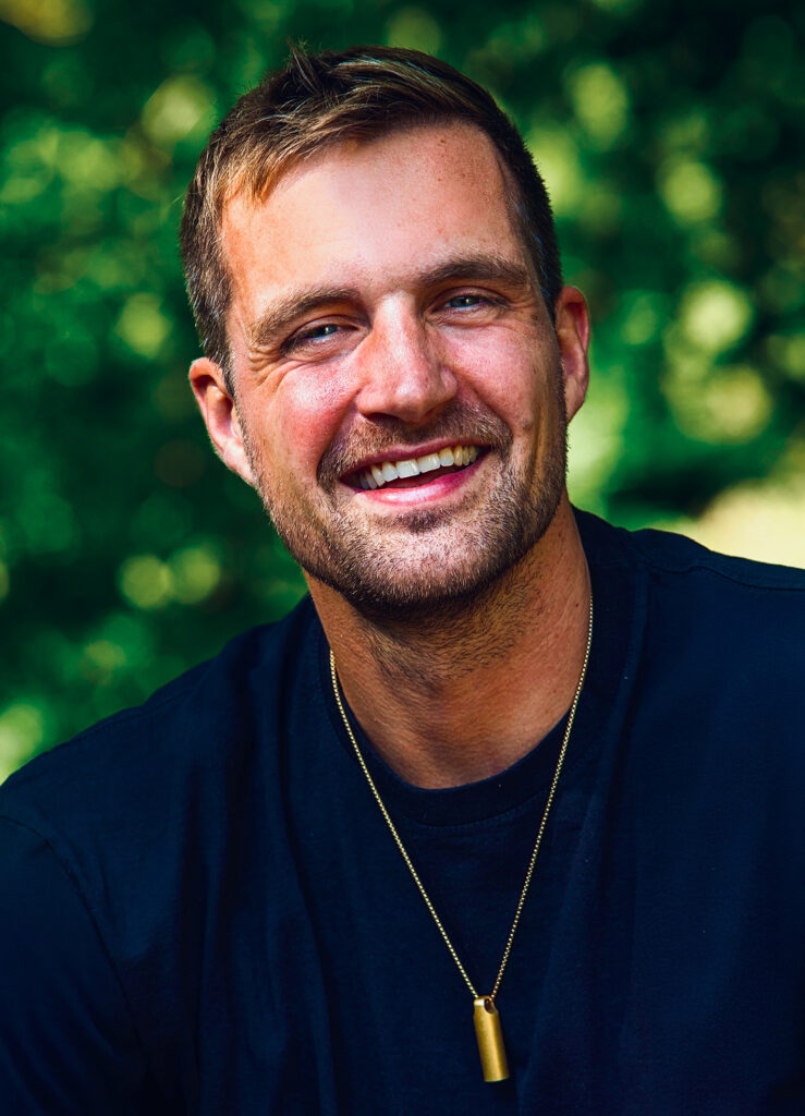 Jannis Fischer lächelt im Freien