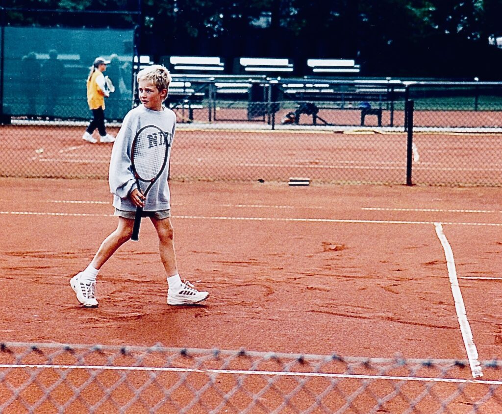 Der junge Jannis auf einem Sandplatz
