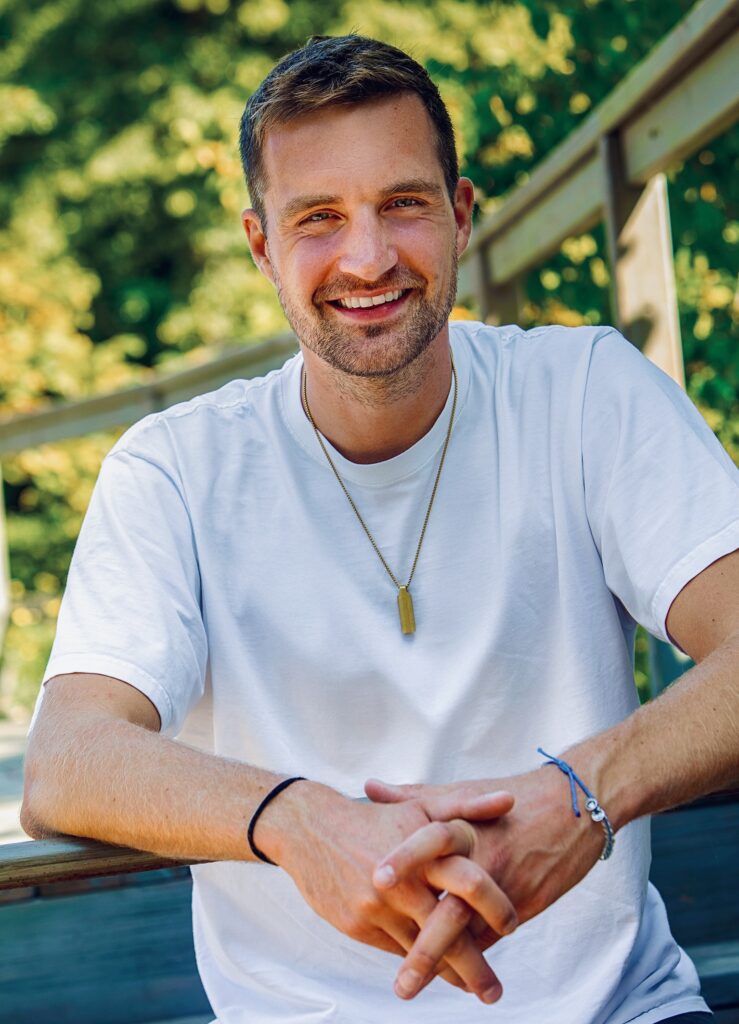 Jannis Fischer lehnt an einem Geländer